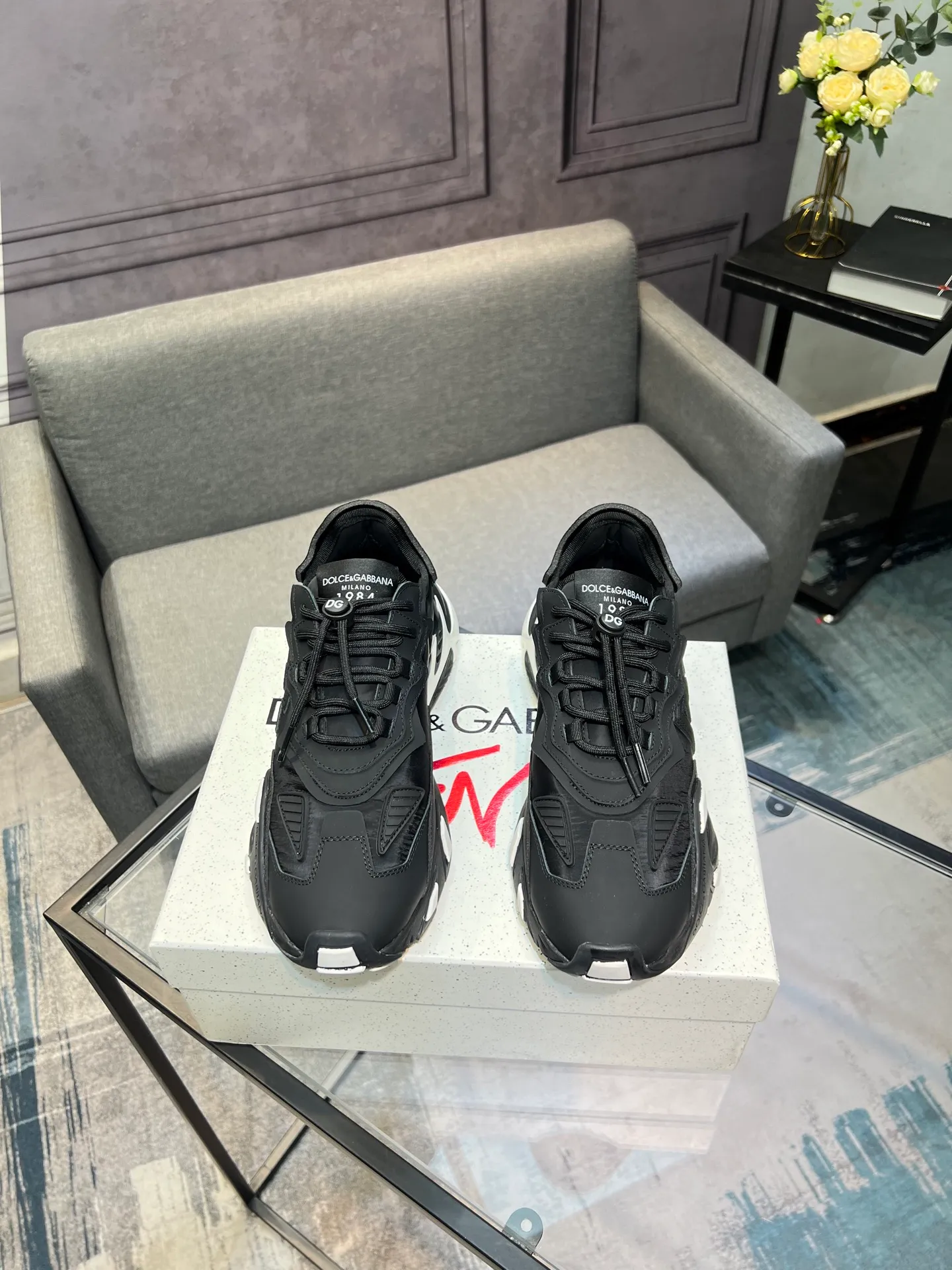 Men's shoes 💰580 Dolce&Gabbana D&G's latest casual sneakers. Original purchase, development and production. DG's latest explosion. The tongue has the brand's iconic details. It is fashionable and versatile and can add luster to various looks. Create an exquisite design with unique dynamic vitality and modern atmosphere, showing modern and elegant style. Exquisite packaging at the delivery counter🛍📦 ▪️Fabric: Original customized cowhide, lining: Original customized breathable lining, Size: Men's 38-44 (45 46 customized)